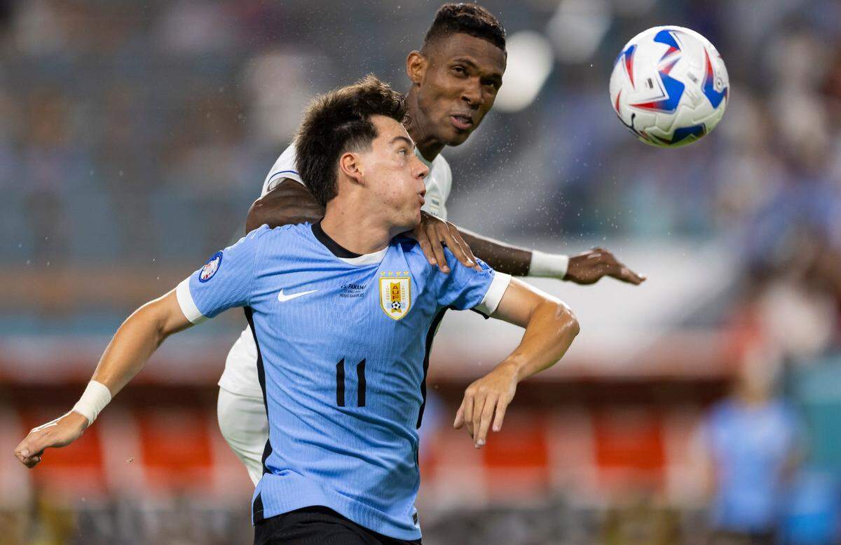 El jugador de Uruguay Facundo Pellistri (izq.) disputa la pelota con Roderick Miller, de Panamá, en el partido de la Copa América celebrado el 23 de junio de 2024 en el Hard Rock Stadium en Miami Garden, Florida.