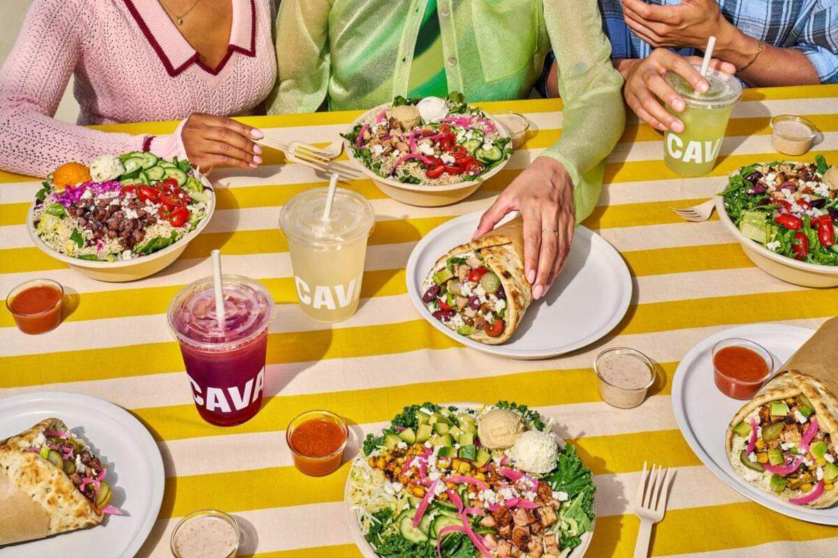 Cava, un restaurante de comida rápida informal, inauguró un local de 2,720 pies cuadrados en el espacio anteriormente ocupado por Bolay —cerca del nuevo Starbucks— el 17 de abril de 2026, en Palms at Town & Country.