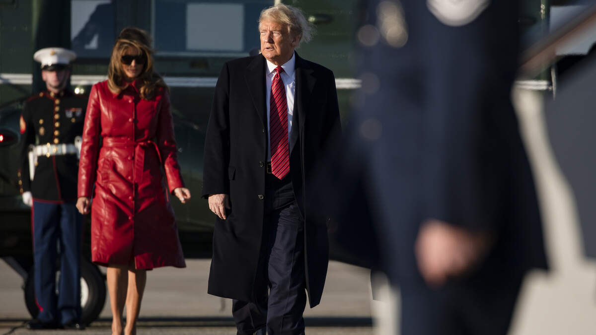 El presidente Donald Trump y la primera dama Melania Trump se preparan para abordar el avión presidencial Air Force One, el viernes 14 de febrero de 2020, en en la Base Aérea Andrews en Maryland.