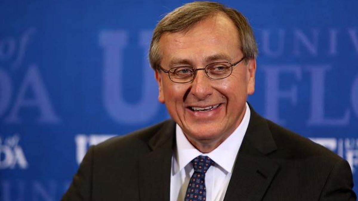 En esta foto de archivo del 15 de octubre de 2014, el presidente electo de la Universidad de Florida, W. Kent Fuchs, habla durante una conferencia de prensa en el Emerson Alumni Hall de Gainesville, Florida.