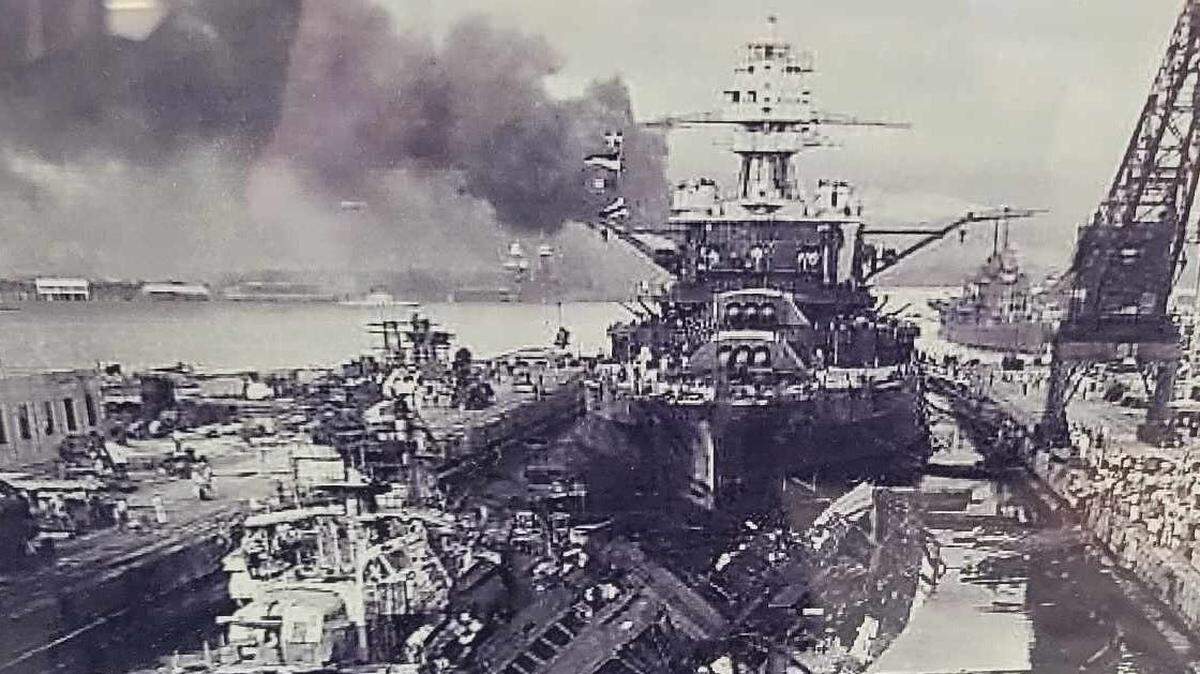 Foto del ataque a Pearl Harbor exhibida en el histórico juzgado del condado de Henderson.