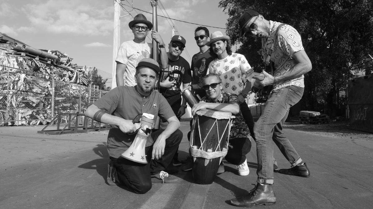 Alex Izaguirre, Gabriel Ayala, Roberto Taninaka, Andrés Arriaga, Jorge Moreno, Alejo Angee, Daniel “Dito” Reschigna, integrantes del grupo Sonora Tukukuy, se presentarán el jueves 19 de junio en The Corner.