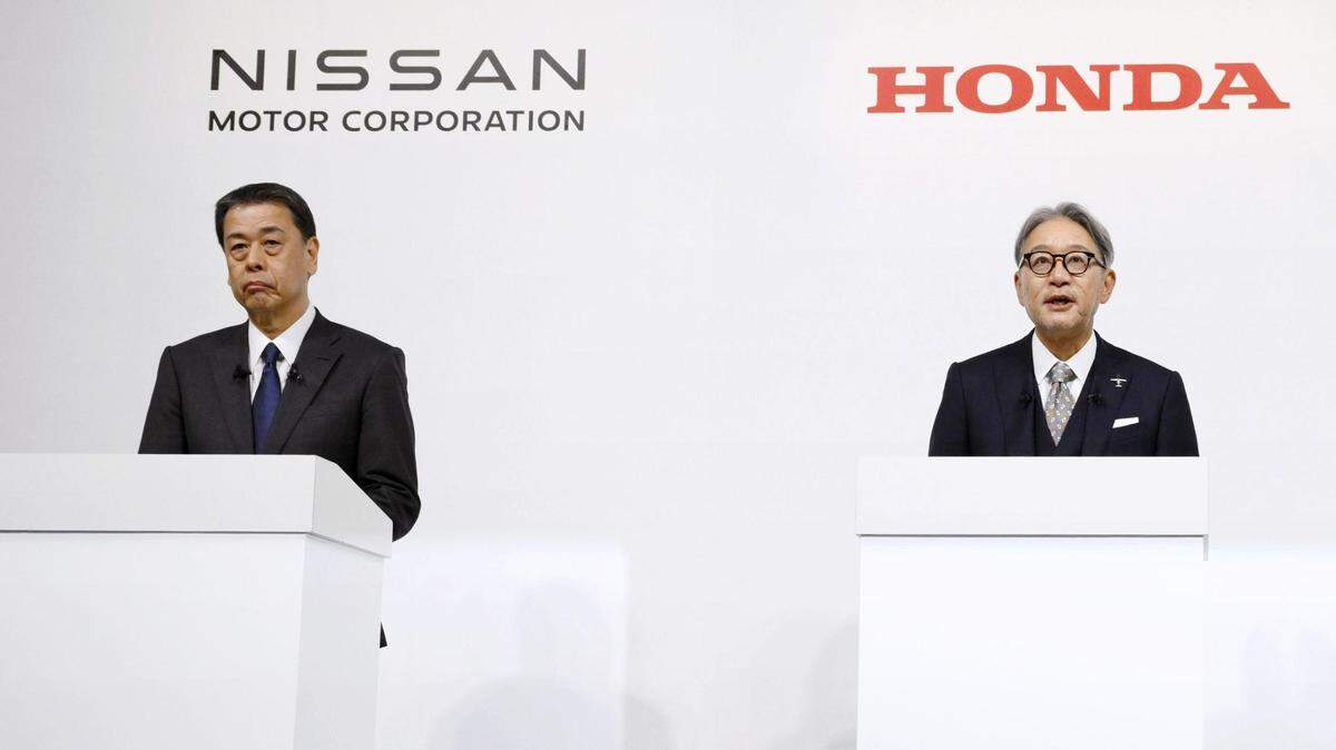 Los presidentes de Nissan, Makoto Uchida (izq.), y Honda, Toshihiro Mibe, participan en una conferencia de prensa para anunciar la intención de negociar una fusión entre las dos empresas automotrices, el lunes 23 de diciembre de 2024, en Tokio.