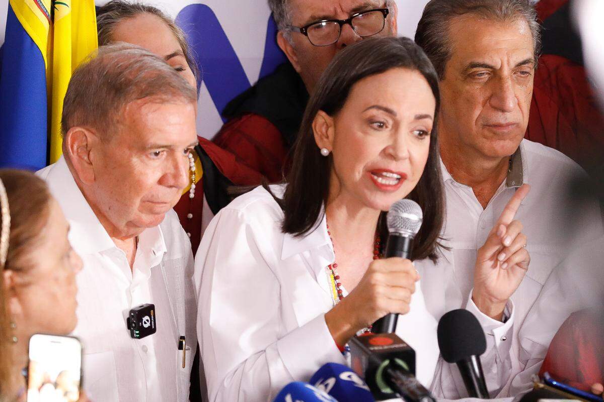 La líder opositora María Corina Machado  explicó este lunes que todas las actas fueron verificadas, totalizadas y digitalizadas, para ser publicadas en un portal web  que ya varios líderes globales están consultando y que será público en las próximas horas, con el fin de que todos puedan ver las pruebas de la victoria de Edmundo González Urrutia (izq.). 