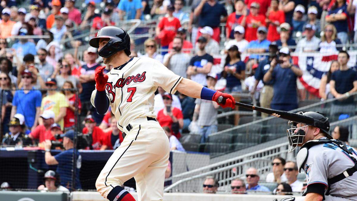 El torpedero de los Bravos Dansby Swanson conectó el hit que dejó al campo a los Marlins, en el partido celebrado el 7 de abril de 2019 en Atlanta.