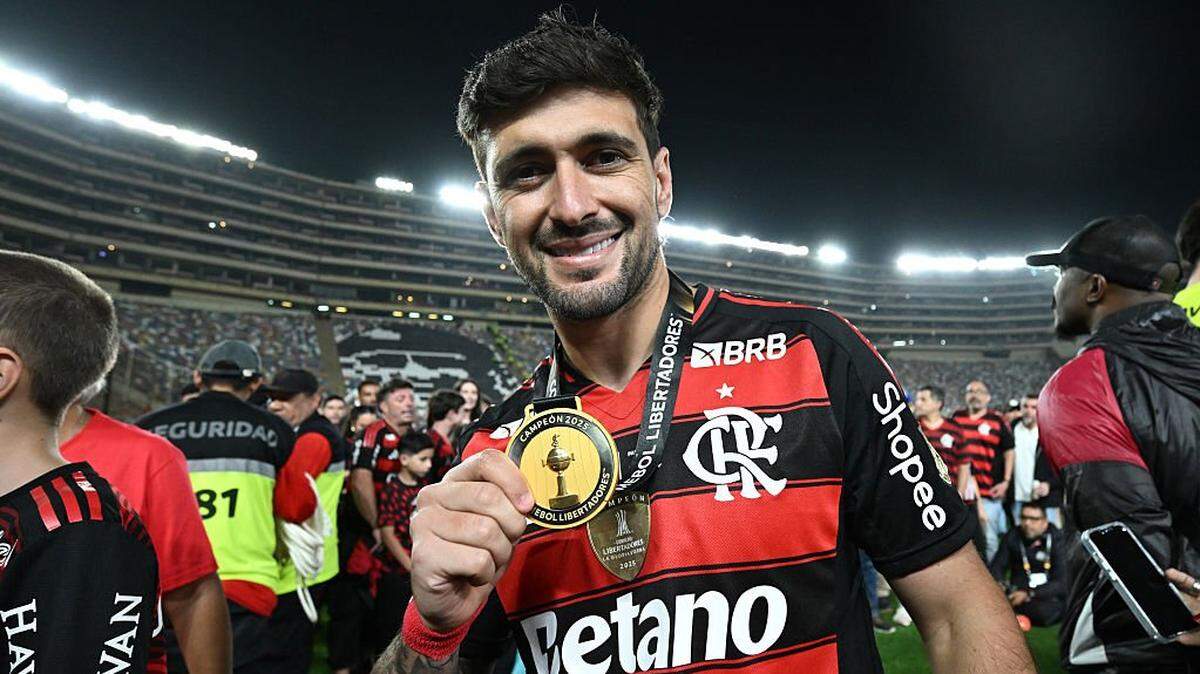 LIMA, PERU - NOVEMBER 29: Giorgian de Arrascaeta of Flamengo celebrates with winner's medal after the 2025 Copa CONMEBOL Libertadores Final match between Palmeiras and Flamengo at Estadio Monumental on November 29, 2025 in Lima, Peru.  (Photo by Rodrigo Valle/Getty Images)