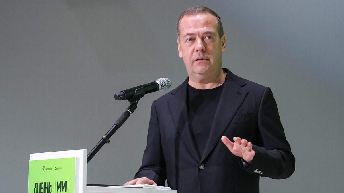En esta fotografía el ex presidente de Rusia, vicepresidente del Consejo de Seguridad ruso y presidente del Consejo de Administración de la Fundación Skolkovo, Dmitri Medvédev, hablando durante el Día de la IA en el Centro de Innovación Skolkovo, cerca de Moscú, el 30 de septiembre de 2025.