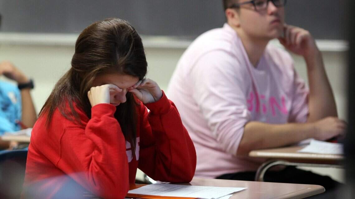 Si la ciencia asegura que los adolescentes necesitan dormir más, ¿por qué es tan difícil hacer que las clases empiecen más tarde?
