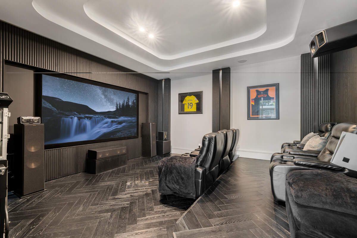 El jugador de baloncesto nacido en Wisconsin puso a la venta esta semana su casa, que incluye una sala de cine, por 12 millones de dólares.