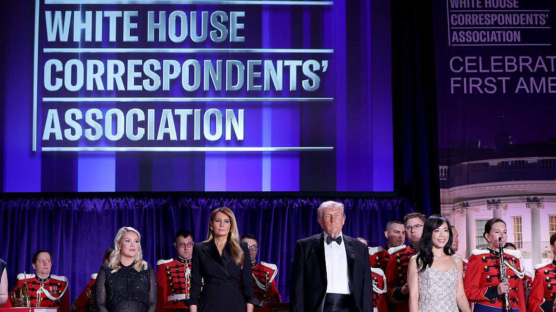 La secretaria de prensa de la Casa Blanca, Karoline Leavitt, Melania Trump, el presidente de Estados Unidos, Donald Trump, y la periodista Weijia Jiang (de izq. a der.) asisten a la cena de corresponsales de la Casa Blanca, el 25 de abril de 2026 en el hotel Hilton en Washington, DC.