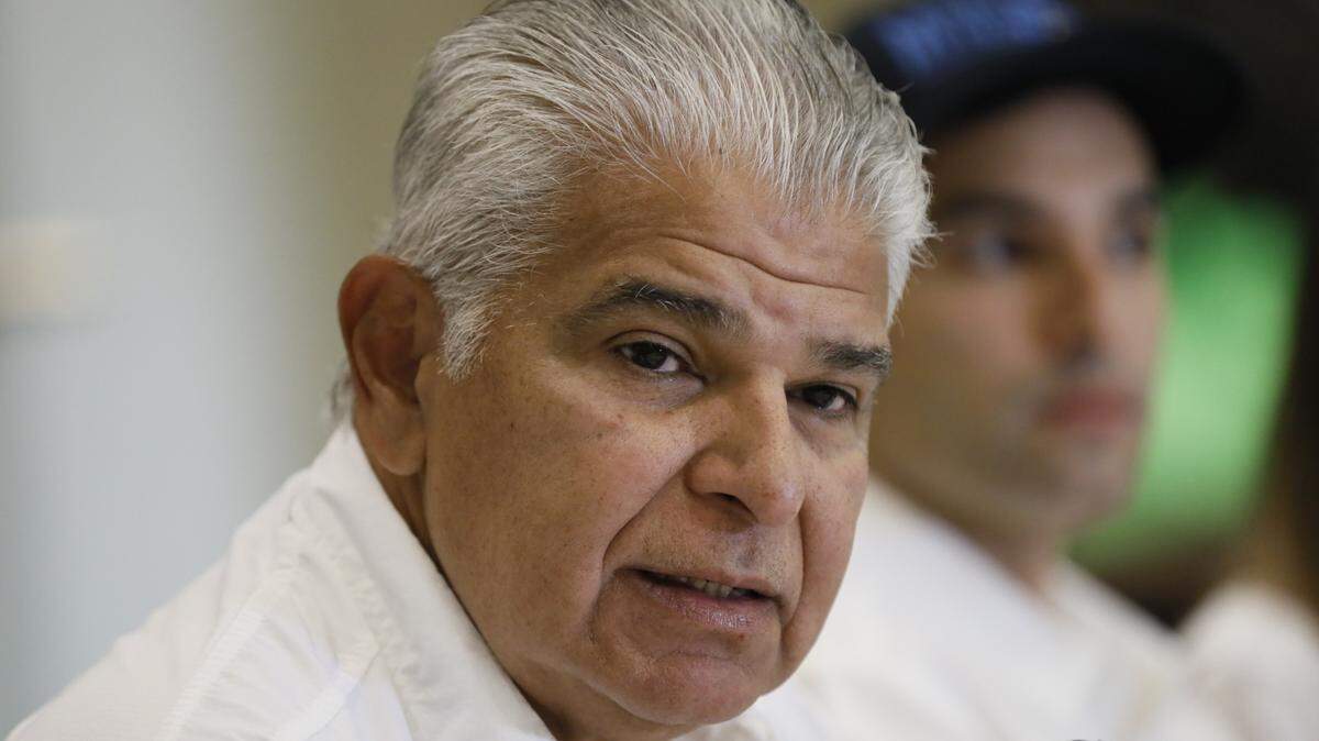 El entonces candidato presidencial José Raúl Mulino da un discurso antes de votar en los comicios presidenciales, el domingo 5 de mayo de 2024, en Ciudad de Panamá, Panamá. Mulino fue declarado ganador de las elecciones tras recibir el 34% de los votos. 