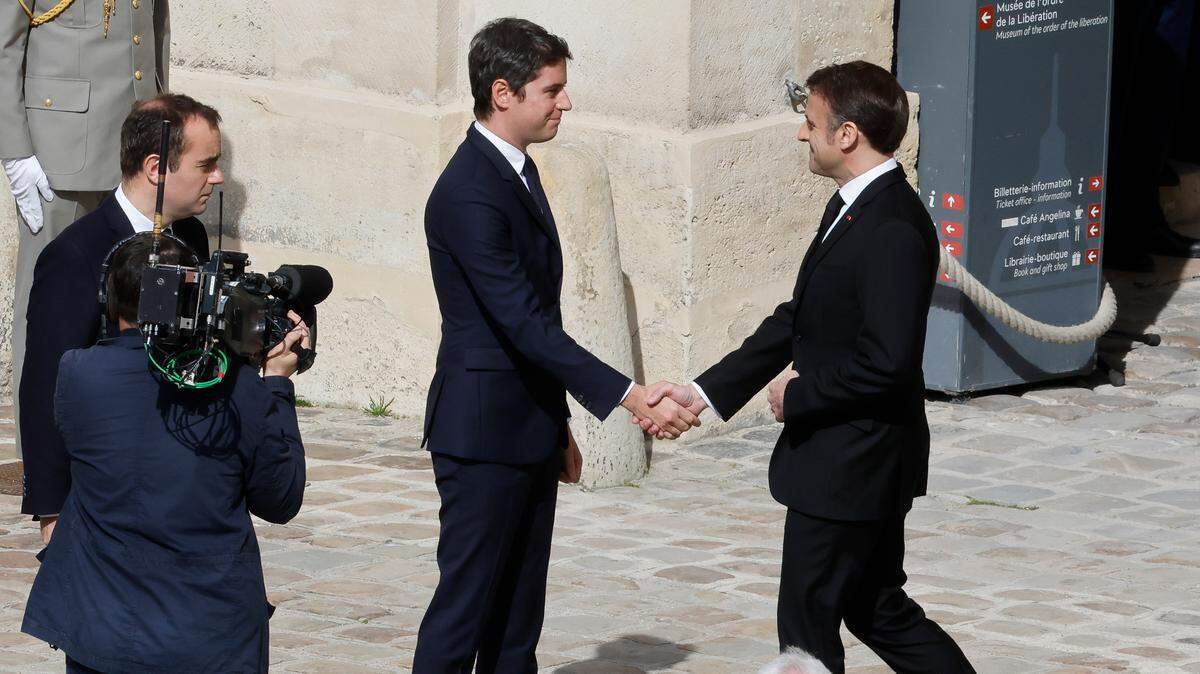 Foto de archivo que muestra al presidente de Francia, Emmanuel Macron (der.), saludando al primer ministro Gabriel Attal, el 20 de marzo de 2024, en París.