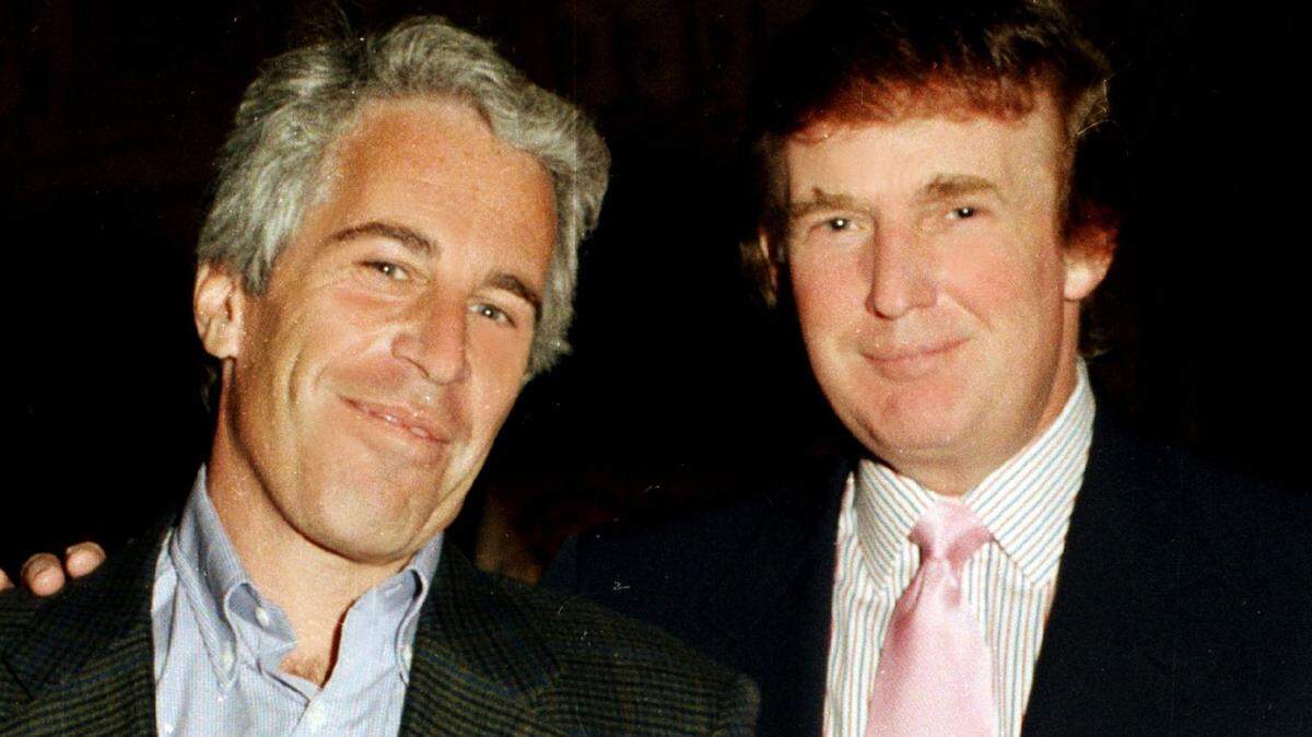Jeffrey Epstein y Donald Trump posando juntos para una foto.