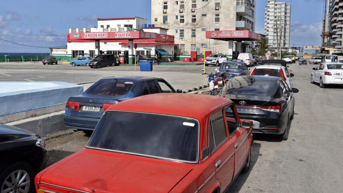 Fotografía que muestra vehículos haciendo fila para abastecerse de combustible este miércoles, en La Habana (Cuba). Según pudo comprobar EFE en un recorrido por La Habana, las largas filas en las gasolineras en dólares contrastan con las estaciones de servicio que cobran en pesos cubanos, con conos naranjas frente a los surtidores y sin autos porque no tienen combustible en absoluto.