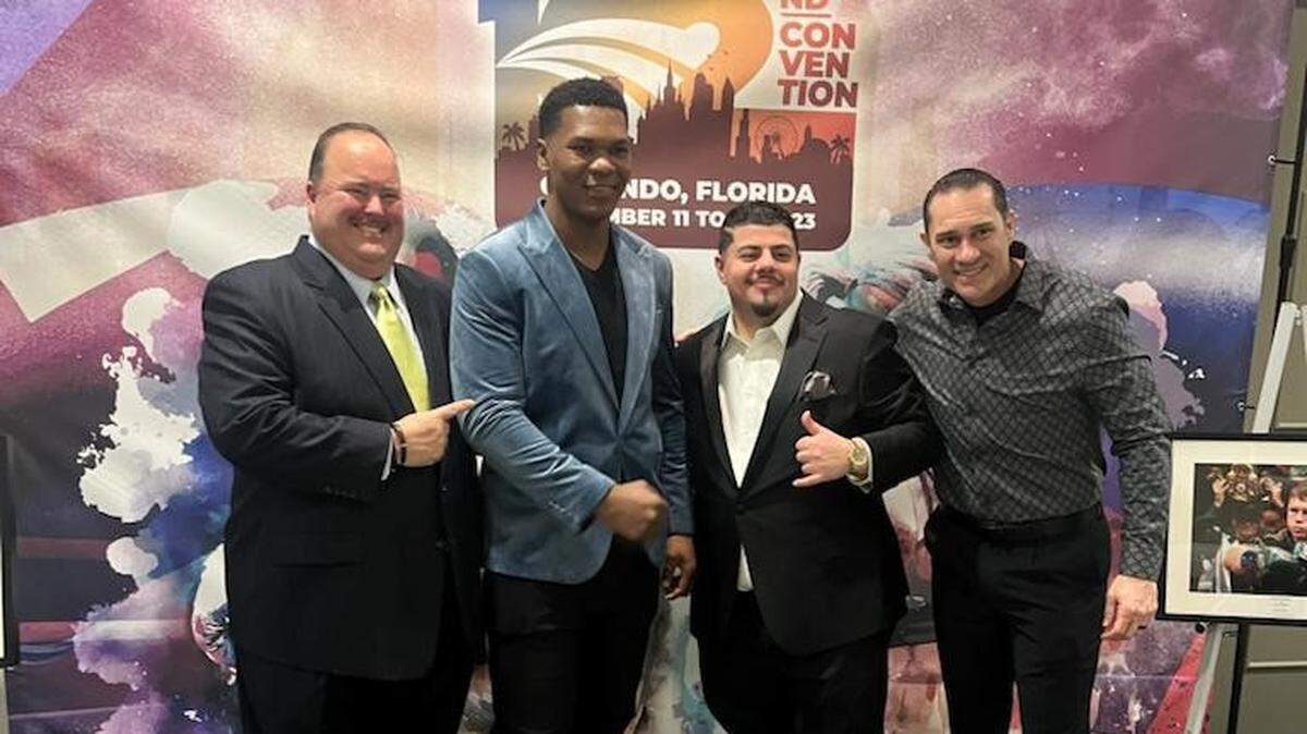 DE izq. a der. Amaury Piedra, Dainier Peró, el promotor Luis de Cubas Jr. y el entrenador Bob Santos.