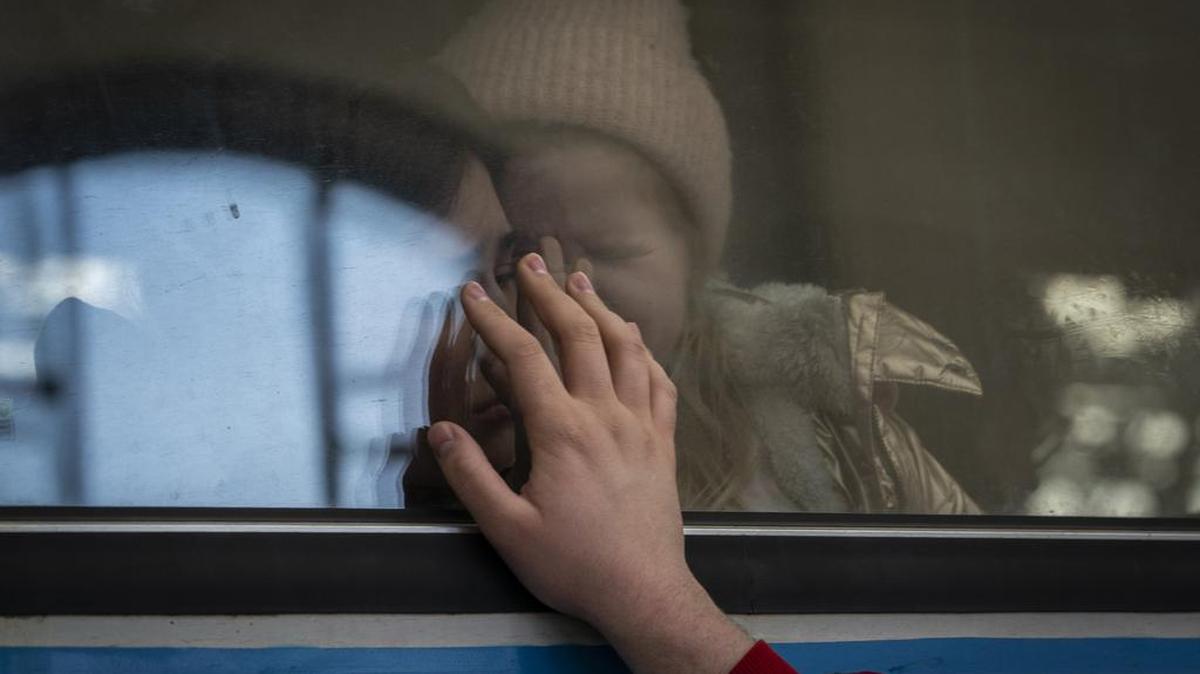 Ucranianos desplazados en un tren con destino a Polonia se despiden en Lviv, Ucrania occidental, el martes 22 de marzo de 2022. (Foto AP/Bernat Armangue, Archivo)