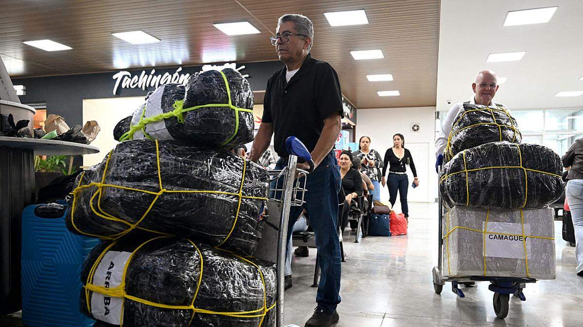 Médicos cubanos llegan al aeropuerto Ramón Villeda Morales en San Pedro Sula, Honduras, el jueves 5 de marzo de 2026. Unos 128 médicos cubanos abandonaron Honduras después de que el acuerdo bajo el cual habían estado operando durante los últimos dos años no fuera renovado por el gobierno del presidente conservador Nasry Asfura.