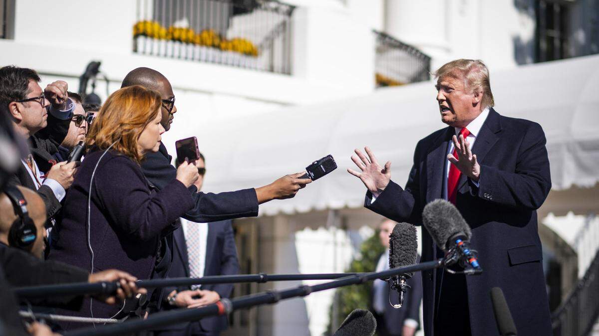 El presidente Donald Trump habla con periodistas a su regreso el domingo 3 de noviembre de 2019 a la Casa Blanca, en Washington D.C.