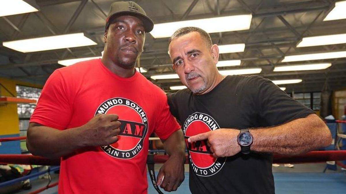Pedro Díaz (der.) con Yordanis Despaigne en una jornada de entrenamiento.