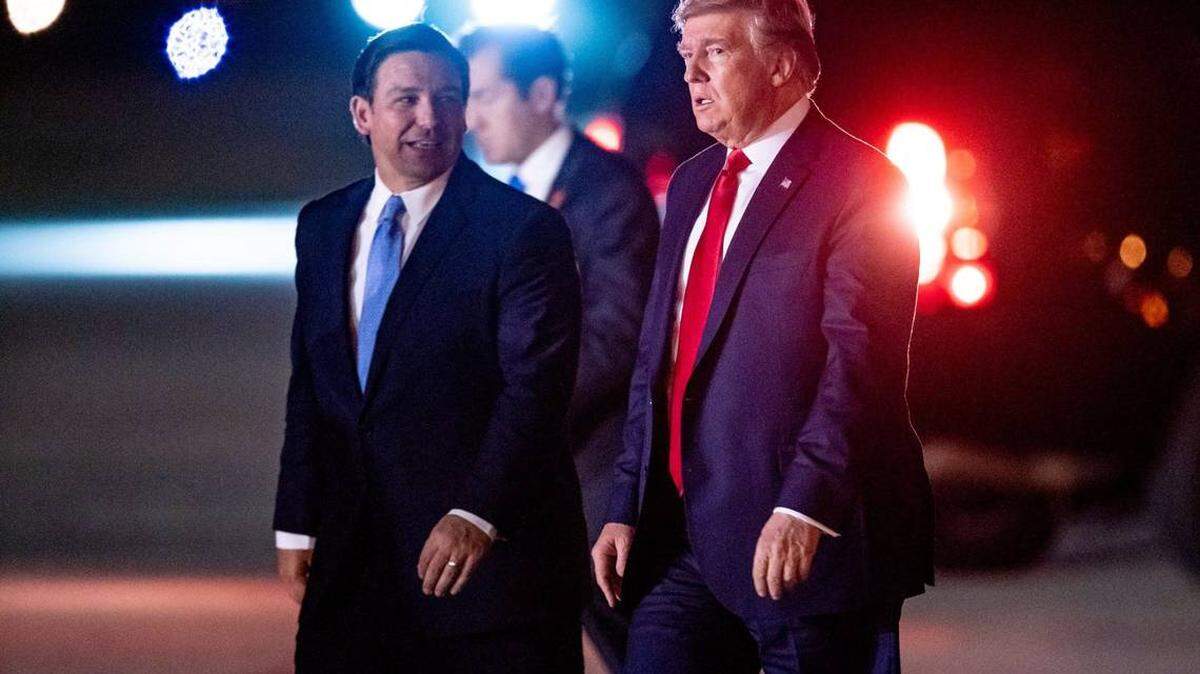 El presidente Donald Trump llega al Aeropuerto Internacional de Palm Beach en el avión Air Force One y lo recibe el gobernador de la Florida, Ron DeSantis.