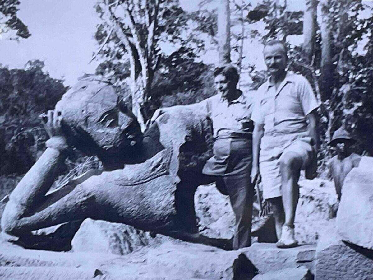 Los conservadores franceses Henri Marchal, Maurice Gleize y el aldeano Chhit Lat, el día que exhumaron el colosal Visnú de Médon.