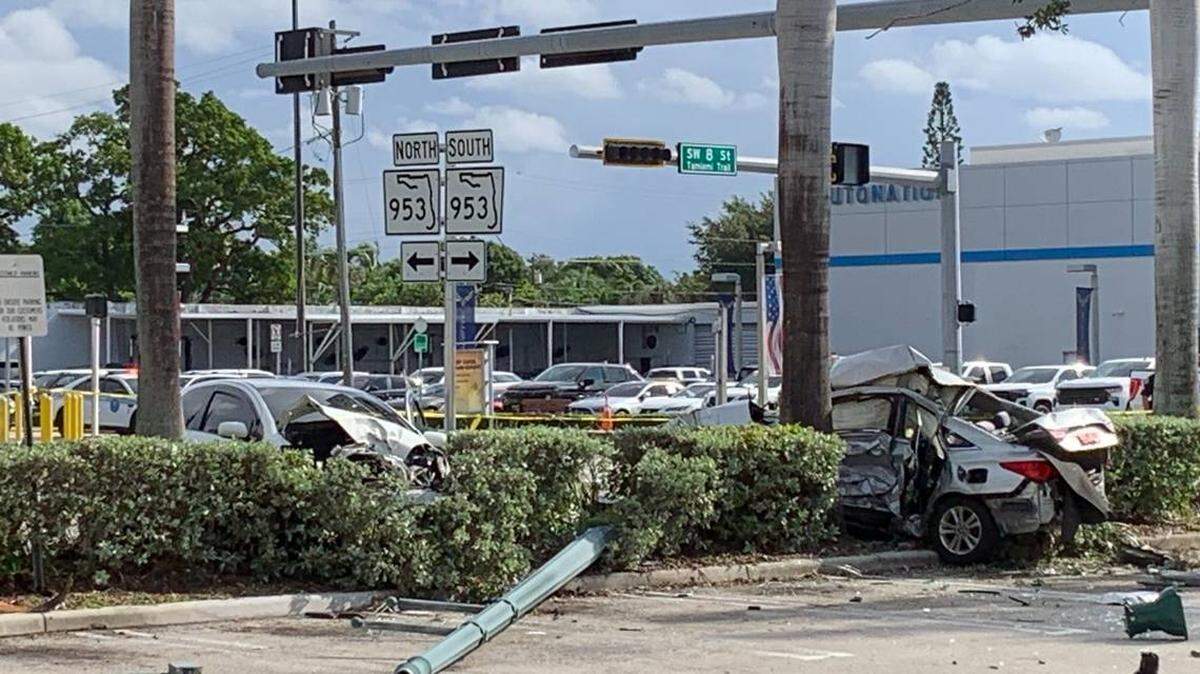 Tres autos accidentados, un conductor que se dio a la fuga y un hombre muerto es el saldo de un choque en el estacionamiento de una farmacia Walgreens en Miami.