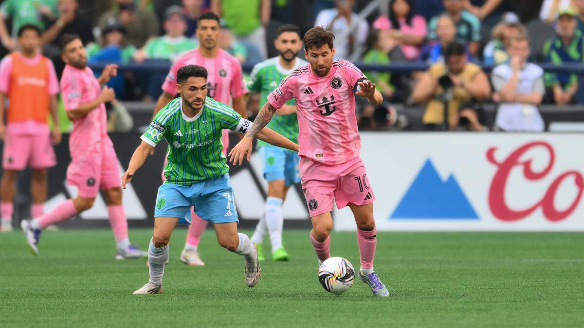 El astro del Inter Miami Lionel Messi conduce el balón ante la marca de Cristian Roldán, de los Sounders, en el partido final de la Leagues Cup, celebrado el 31 de agosto de 2025 en Seattle.