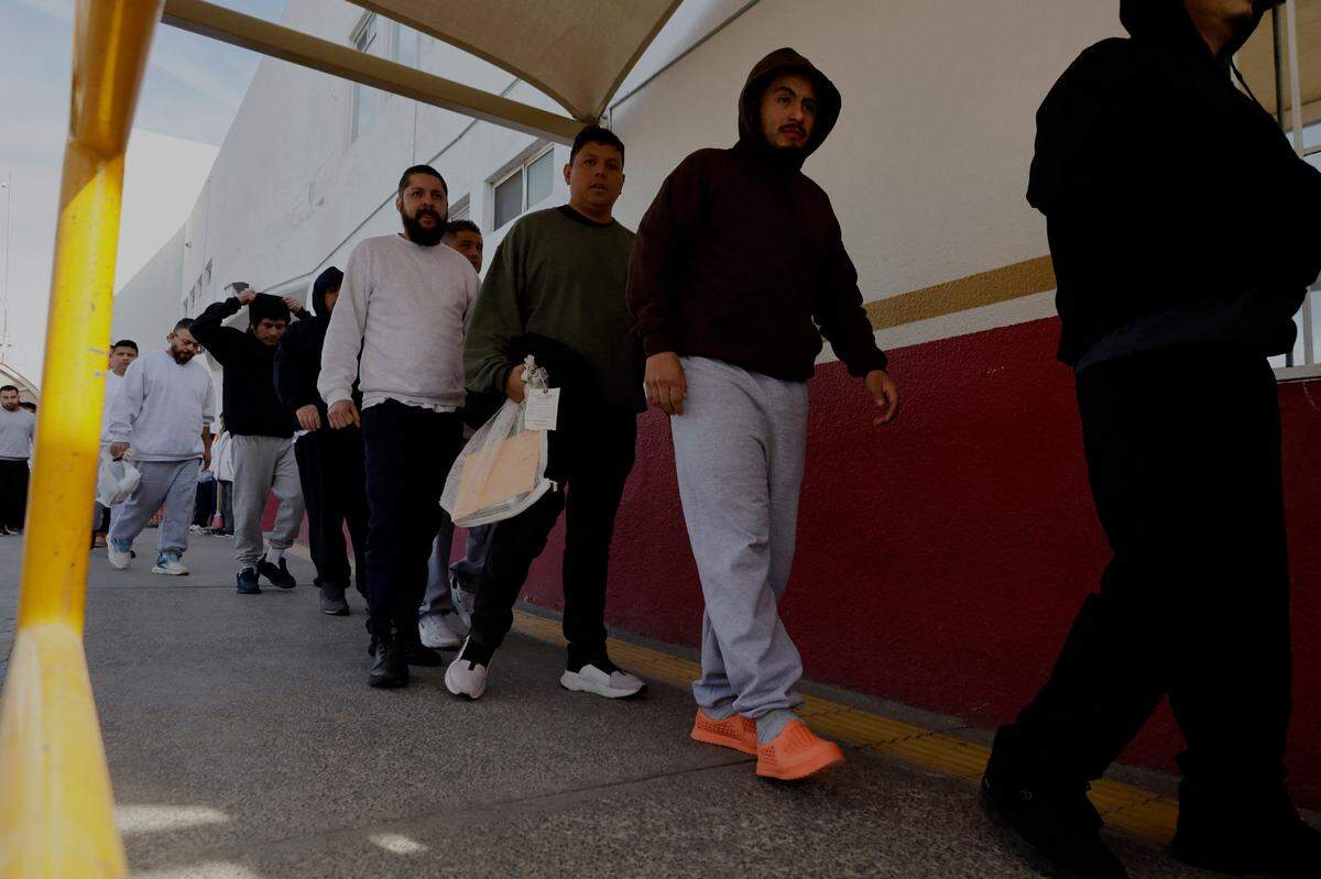 Inmigrantes deportados por Estados Unidos cruzan el Puente Internacional Paso del Norte en Ciudad Juárez, México, el sábado 1 de febrero de 2025.