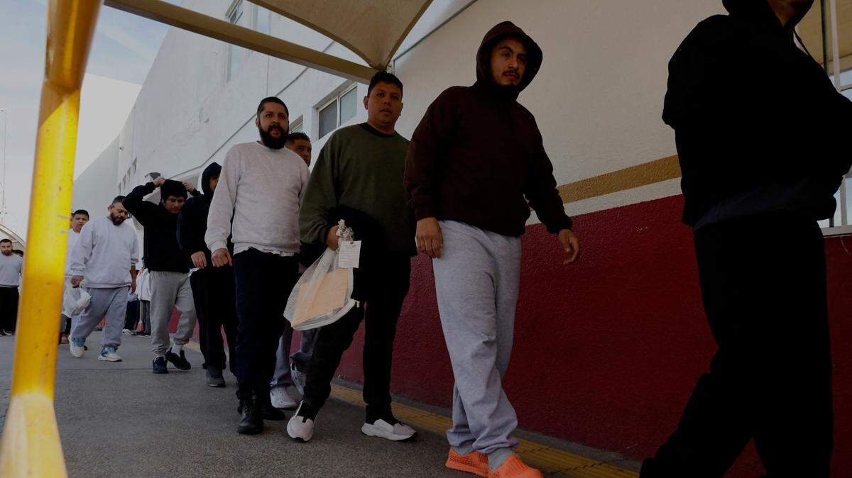 Inmigrantes deportados por Estados Unidos cruzan el Puente Internacional Paso del Norte en Ciudad Juárez, México, el sábado 1 de febrero de 2025.
