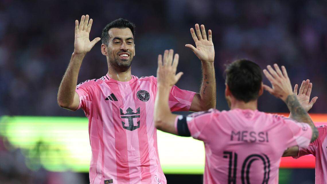 El mediocampista del Inter Miami Sergio Busquets celebra con Lionel Messi tras un partido contra New England Revolution, el 9 de julio de 2025 en el Gillette Stadium en Foxborough, Massachusetts.