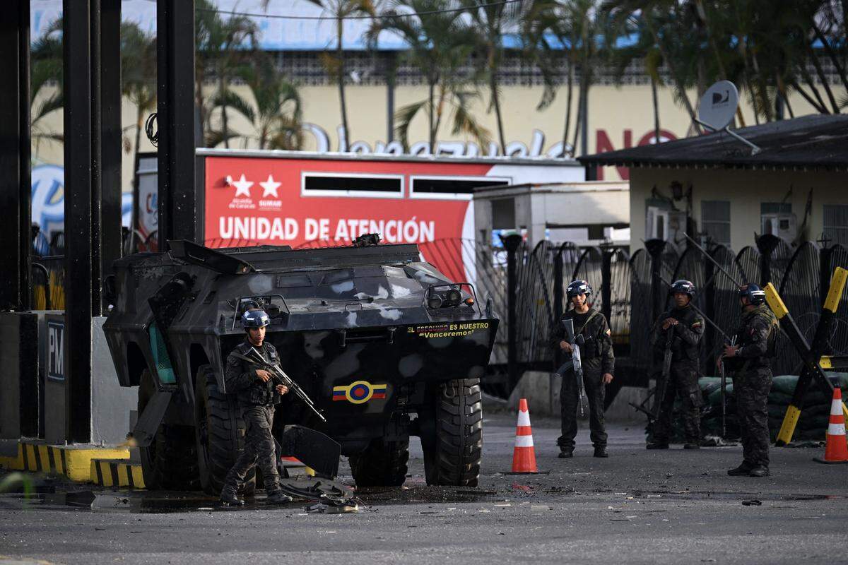 Miembros de la Guardia Nacional montan guardia en Fuerte Tiuna, el complejo militar más grande de Venezuela, en Caracas, el 3 de enero de 2026, después de que las fuerzas estadounidenses capturaran al líder venezolano Nicolás Maduro tras lanzar un “ataque a gran escala” contra el país sudamericano.
