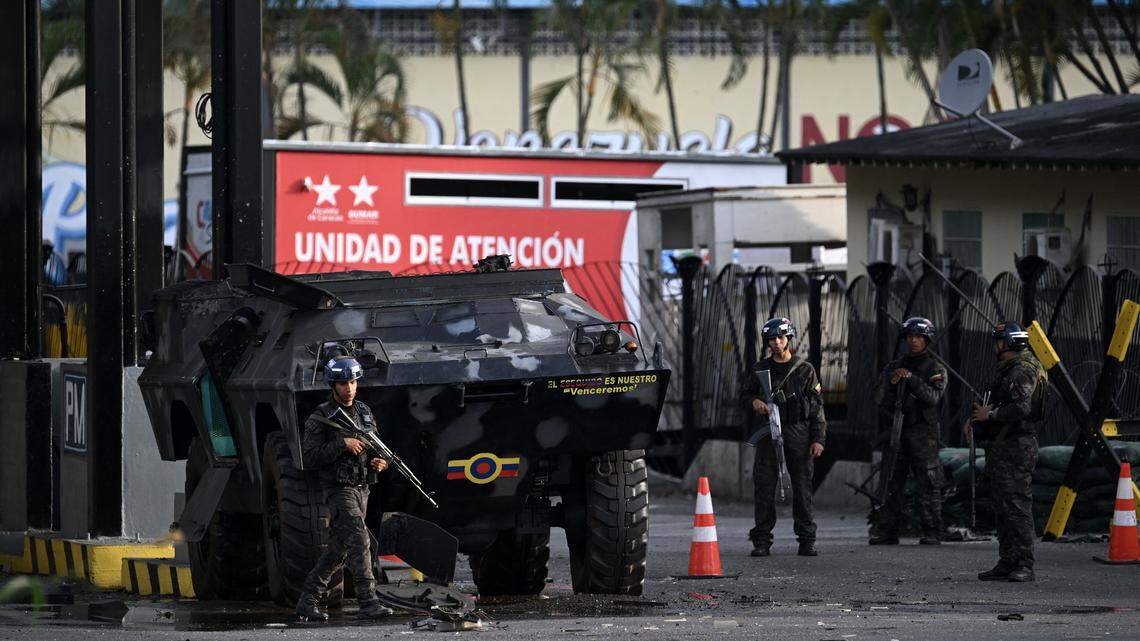 Miembros de la Guardia Nacional montan guardia en Fuerte Tiuna, el complejo militar más grande de Venezuela, en Caracas, el 3 de enero de 2026, después de que las fuerzas estadounidenses capturaran al líder venezolano Nicolás Maduro tras lanzar un “ataque a gran escala” contra el país sudamericano.
