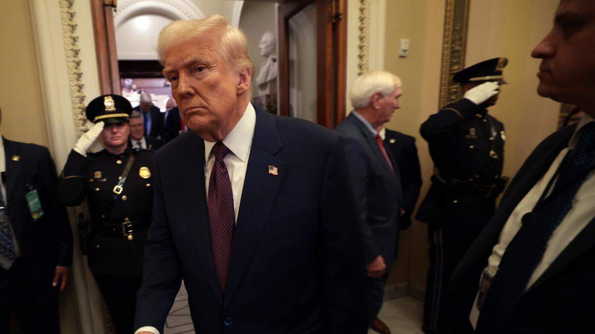 El presidente Donald Trump se retira tras dar su discurso ante las dos cámaras del Congreso, el martes 4 de marzo de 2025, en el Capitolio, Washington, D.C.