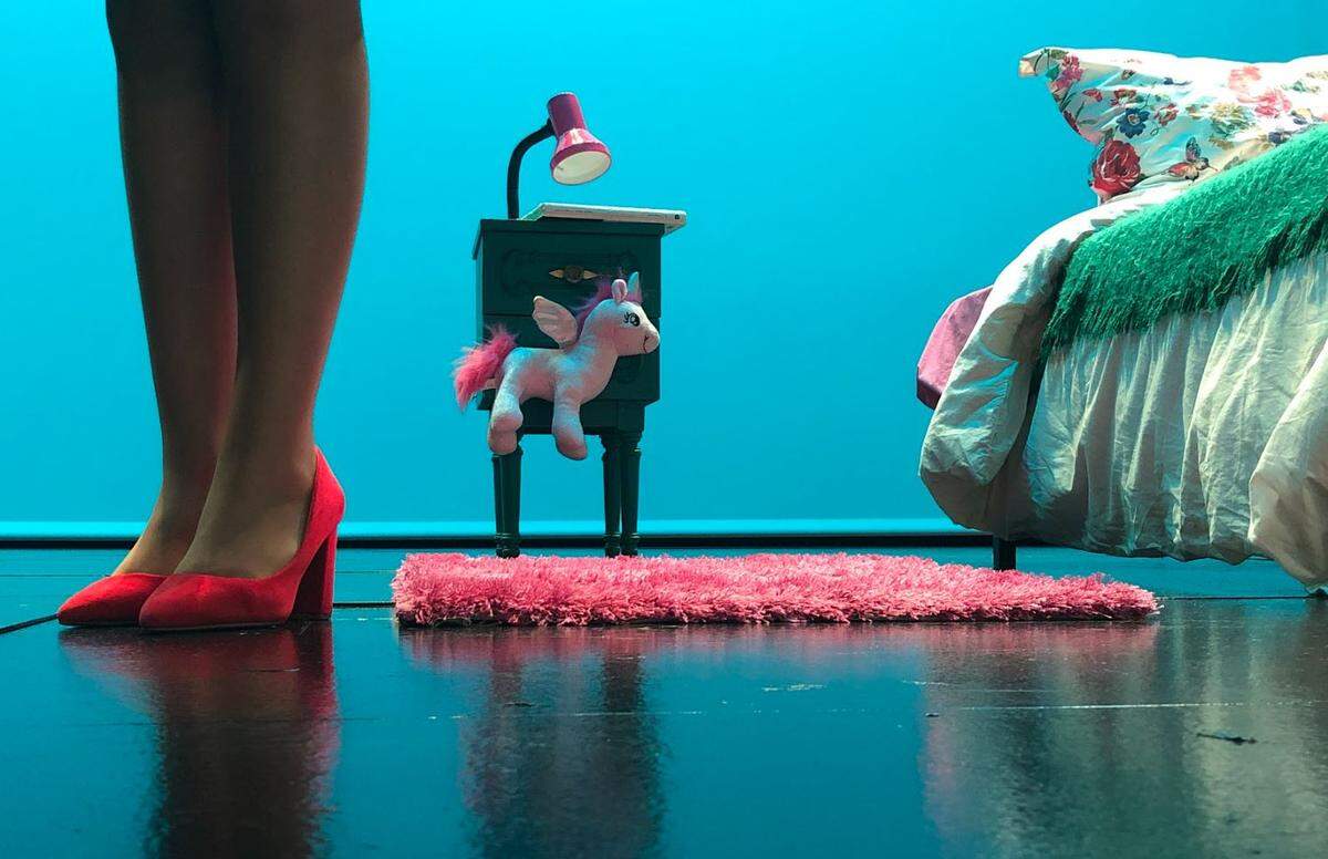 La actriz y guionista subraya que no es un espectáculo solo para mujeres, “porque todos somos iguales cuando nos enamoramos”, y que se alegra cuando los hombres le dicen que al verlo se ríen de sí mismos. 