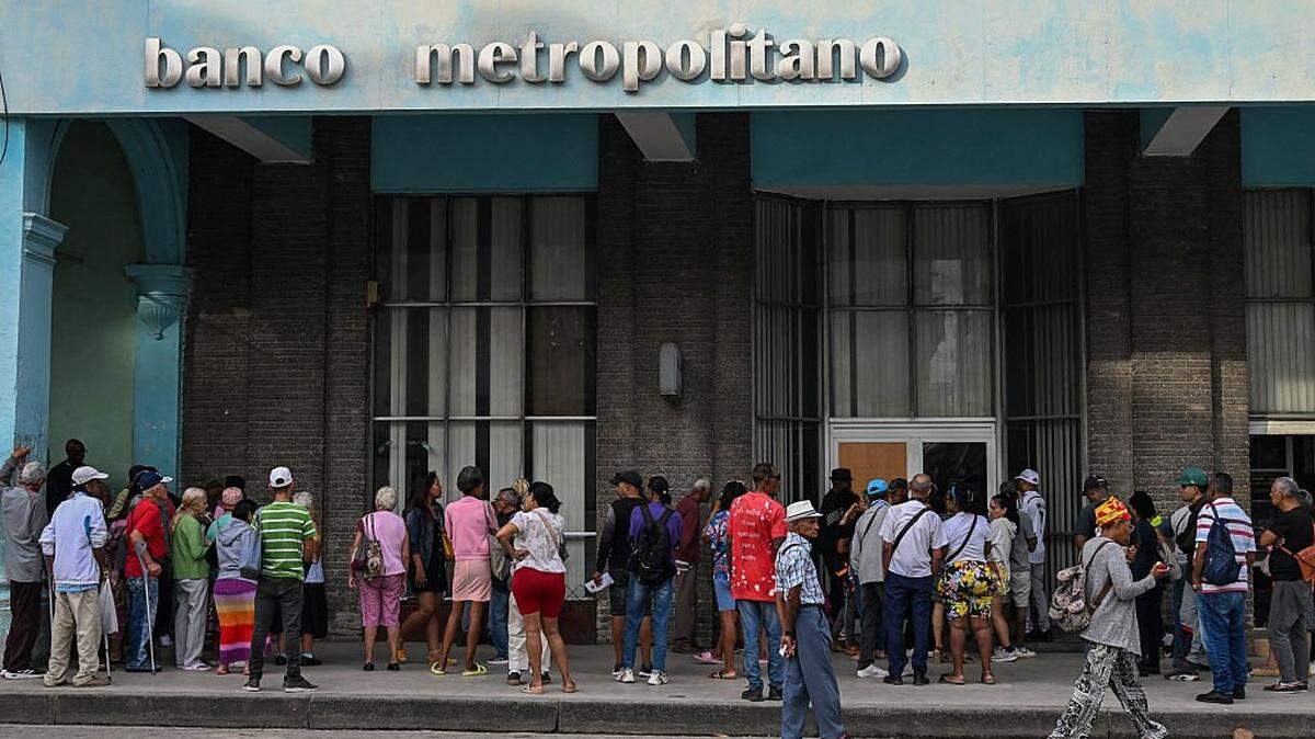 Cubanos hacen una cola frente a un banco Metropolitano en La Habana, el 18 de diciembre de 2025. 