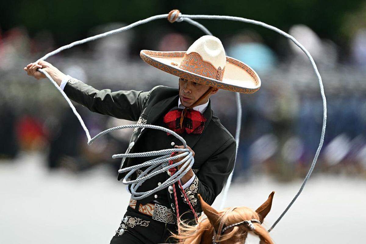 Un charro mexicano tradicional ondea un lazo durante las celebraciones de la independencia de México en la Ciudad de México, el 16 de septiembre de 2025.