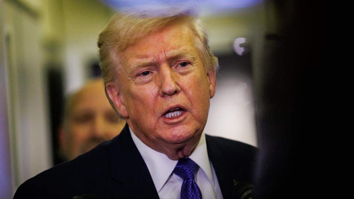 El presidente de Estados Unidos, Donald Trump, conversa con periodistas a bordo del Air Force One el 6 de febrero de 2026, en ruta hacia Palm Beach, Florida.