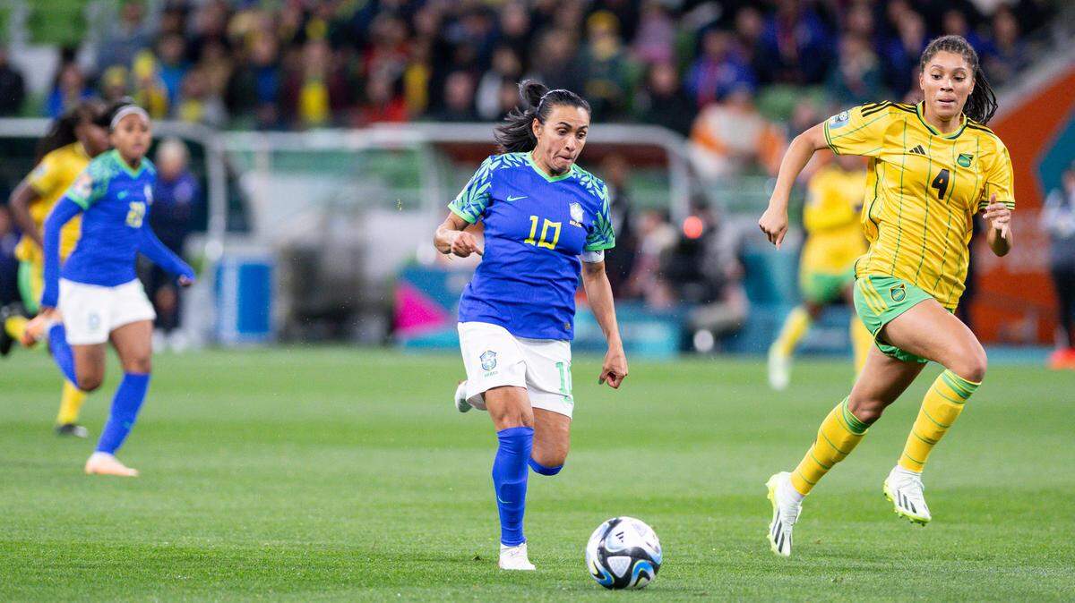 La igualdad sin goles de Brasil con Jamaica en Melbourne puso fin a la ilustre carrera de Marta (centro) en los mundiales. La delantera es la goleadora histórica del torneo — con 17 dianas — pero no pudo remecer las redes en su sexta participación en la cita.