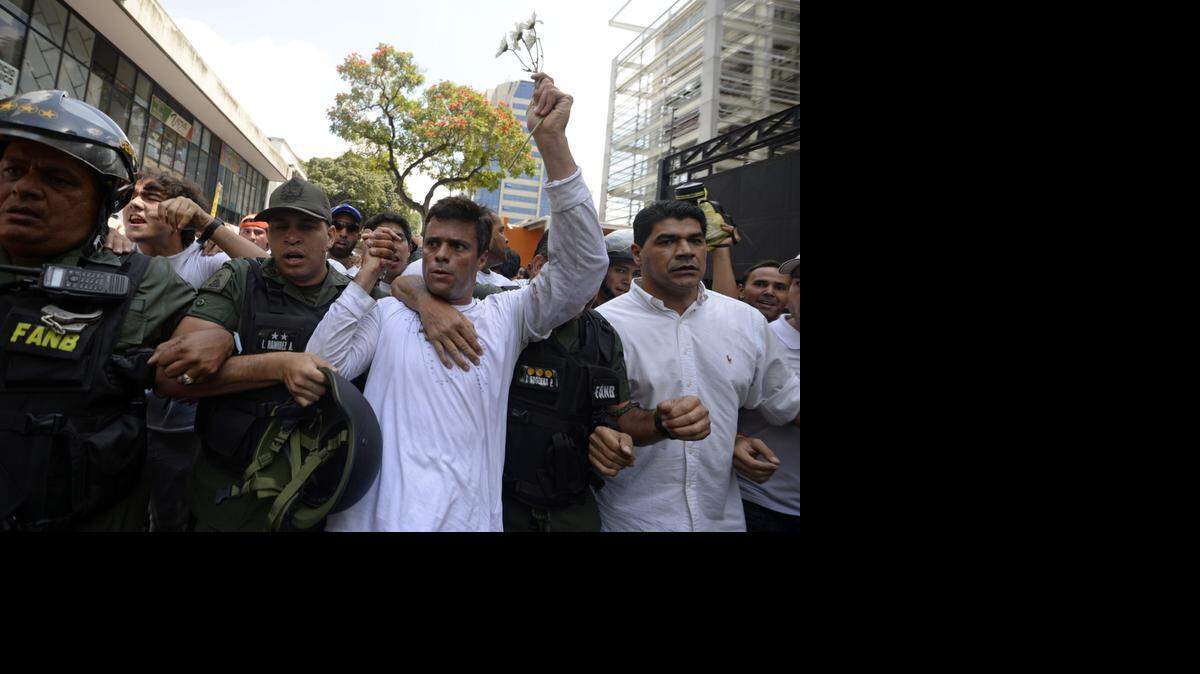 Foto de archivo que muestra el momento en el que el líder opositor Leopoldo López se entrega a las autoridades venezolanas, el 18 de febrero de 2014, en Caracas. 