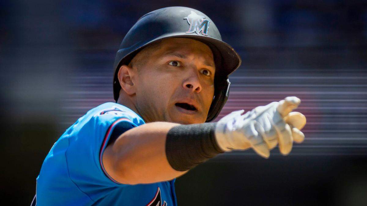 El jardinero de los Marlins Avisail García recorre las bases tras pegar un jonrón en el cuarto inning del partido contra los Piratas de Pittsburgh, celebrado el 31 de marzo de 2024 en Miami.