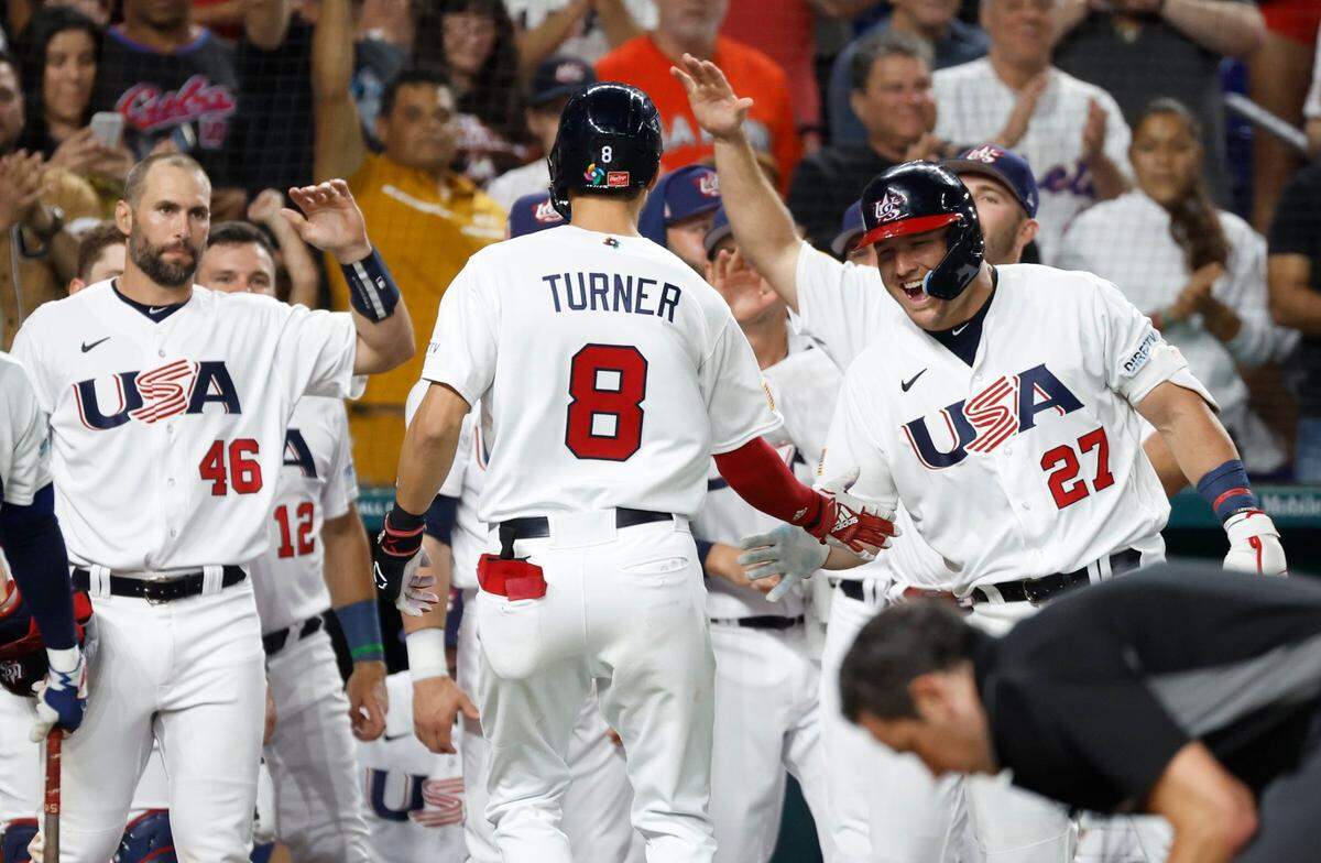 El torpedero de Estados Unidos Trea Turner (8) celebra con sus compañeros de equipo tras batear un jonrón en el segundo inning del partido ante Cuba, celebrado el 19 de marzo de 2023 en Miami.