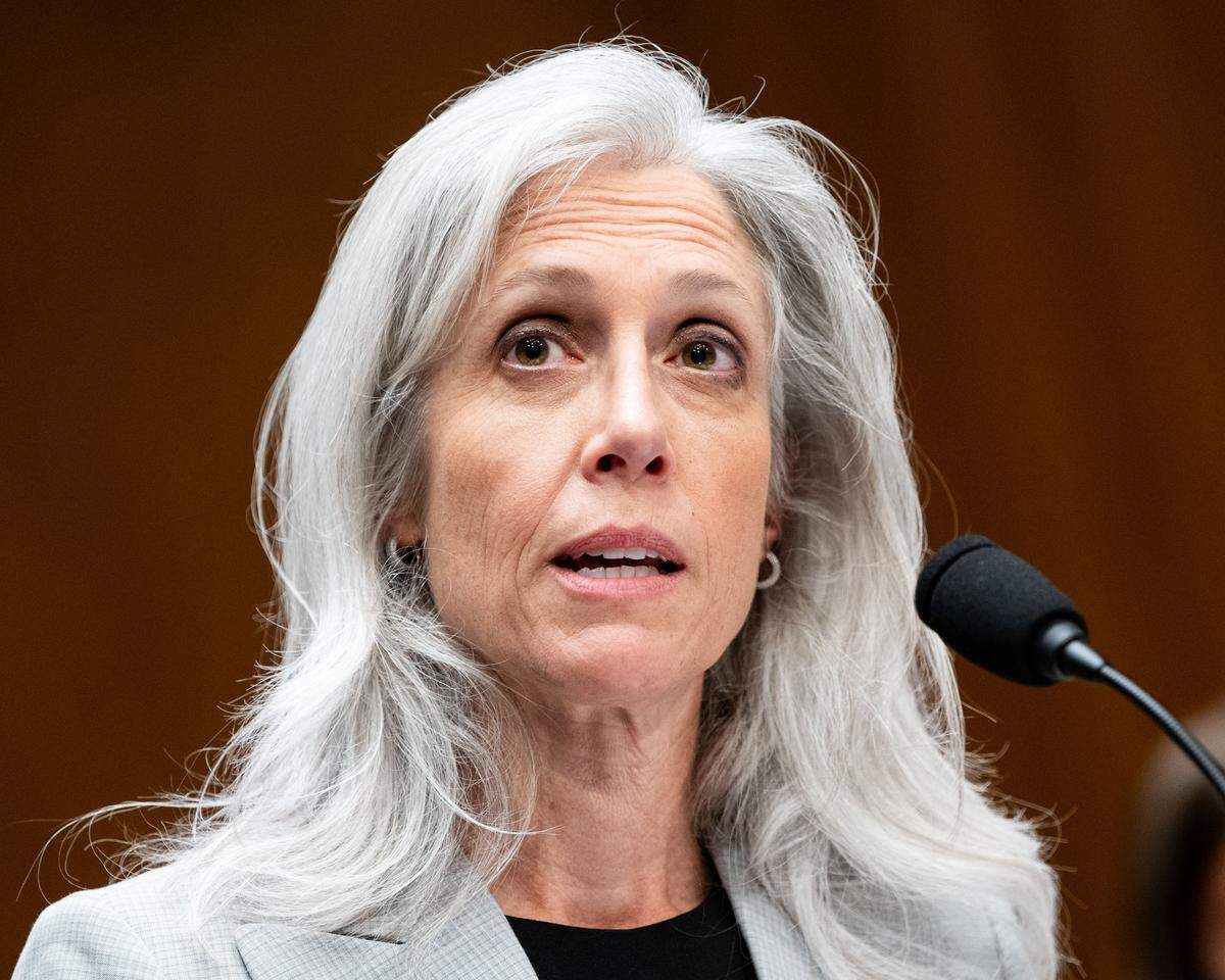 Susan Monarez fue destituida el miércoles 27 de agosto de 2025 por el presidente Donald Trump como directora de los Centros para el Control y la Prevención de Enfermedades (CDC). En la foto, Monarez responde preguntas de un comité del Senado durante su nominación a la agencia, el 25 de junio de 2025.