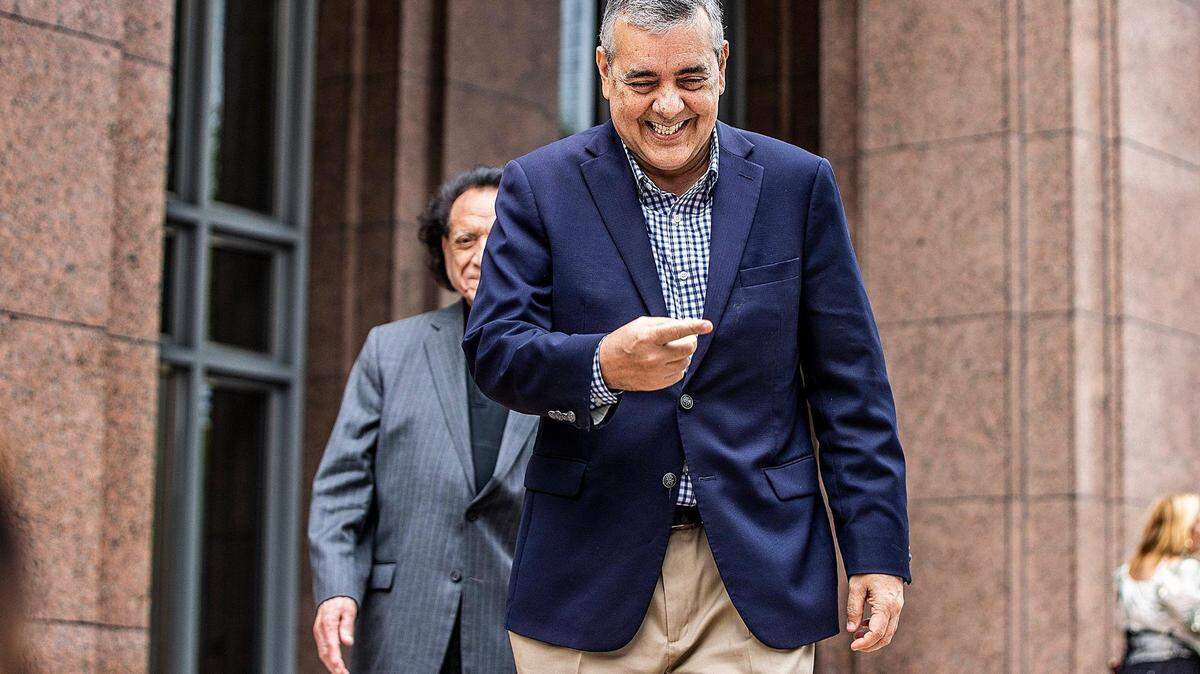 El excongresista David Rivera sale del tribunal tras su primera comparecencia ante el juez de instrucción Jonathan Goodman en el edificio de justicia penal James Lawrence King en Miami, el martes 20 de diciembre de 2022.
