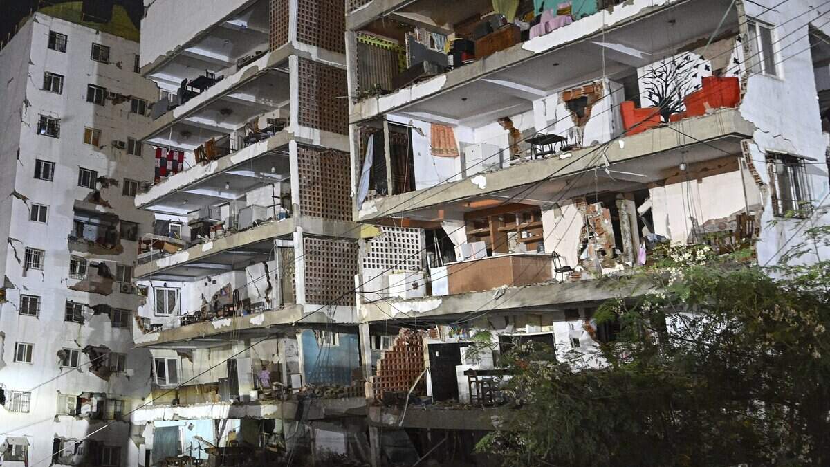 Apartamentos en un edificio dañado tras un terremoto en Catia La Mar, estado La Guaira, a unos 30 kilómetros al noroeste de Caracas, durante las primeras horas del 25 de junio de 2026.