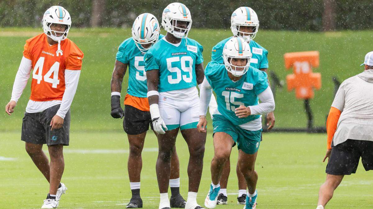 El linebackers de los Dolphins, Jaelan Phillips (15), corre durante un entrenamiento en el Baptist Health Training Complex, el 3 de junio de 2025, en Miami Gardens, Florida.