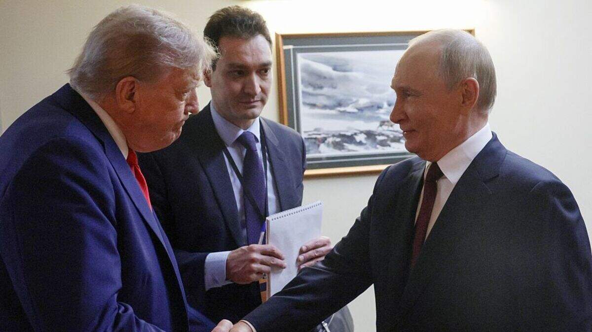 En esta fotografía distribuida por la agencia estatal rusa Sputnik, el presidente estadounidense Donald Trump (izquierda) y el gobernatne ruso Vladimir Putin (derecha) se dan la mano antes de ofrecer una rueda de prensa conjunta tras una cumbre entre Estados Unidos y Rusia sobre Ucrania, en la base conjunta Elmendorf-Richardson en Anchorage, Alaska, el 15 de agosto de 2025.