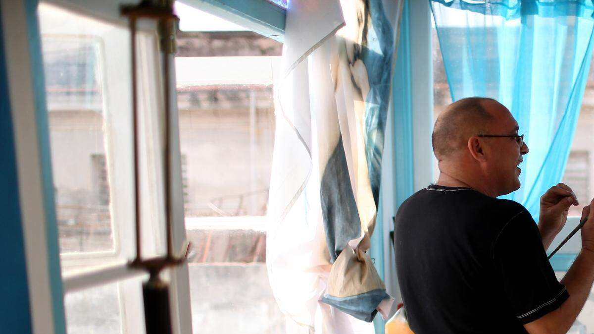 El artista cubano Eduardo Guerra trabaja en una de sus obras el 27 de febrero en La Habana dentro de su estudio, las cuales luego vende a colecciones, incluyendo estadounidenses. Guerra espera que con el deshielo en las relaciones entre Cuba y los Estados Unidos él pueda tener la oportunidad de vender más obras de arte a coleccionistas estadounidenses .