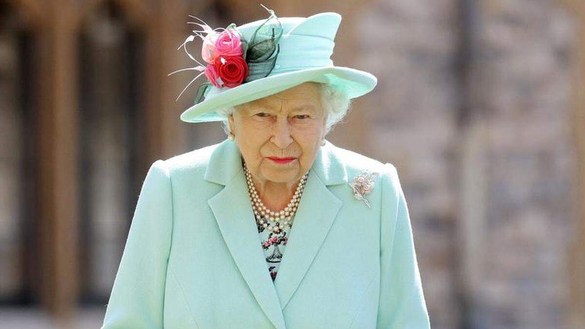 En esta foto de archivo tomada el 17 de julio de 2020, la reina Isabel II de Gran Bretaña posa después de conferir el honor de un título de caballero al veterano capitán Tom Moore, de 100 años, durante una investidura en el Castillo de Windsor en Windsor, al oeste de Londres.