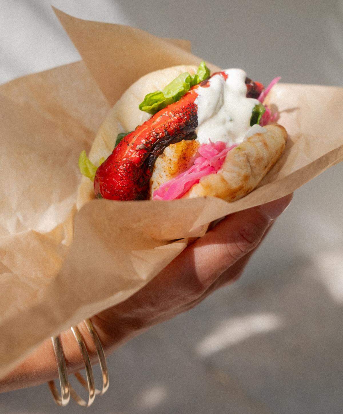 Pita de souvlaki de lubina en Cleo en Miami Beach.