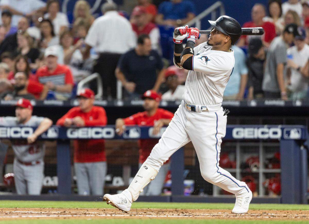 El segunda base de los Marlins Luis Arráez batea en el tercer inning del partido contra los Cardenales de San Luis, celebrado el 3 de julio de 2023 en Miami.